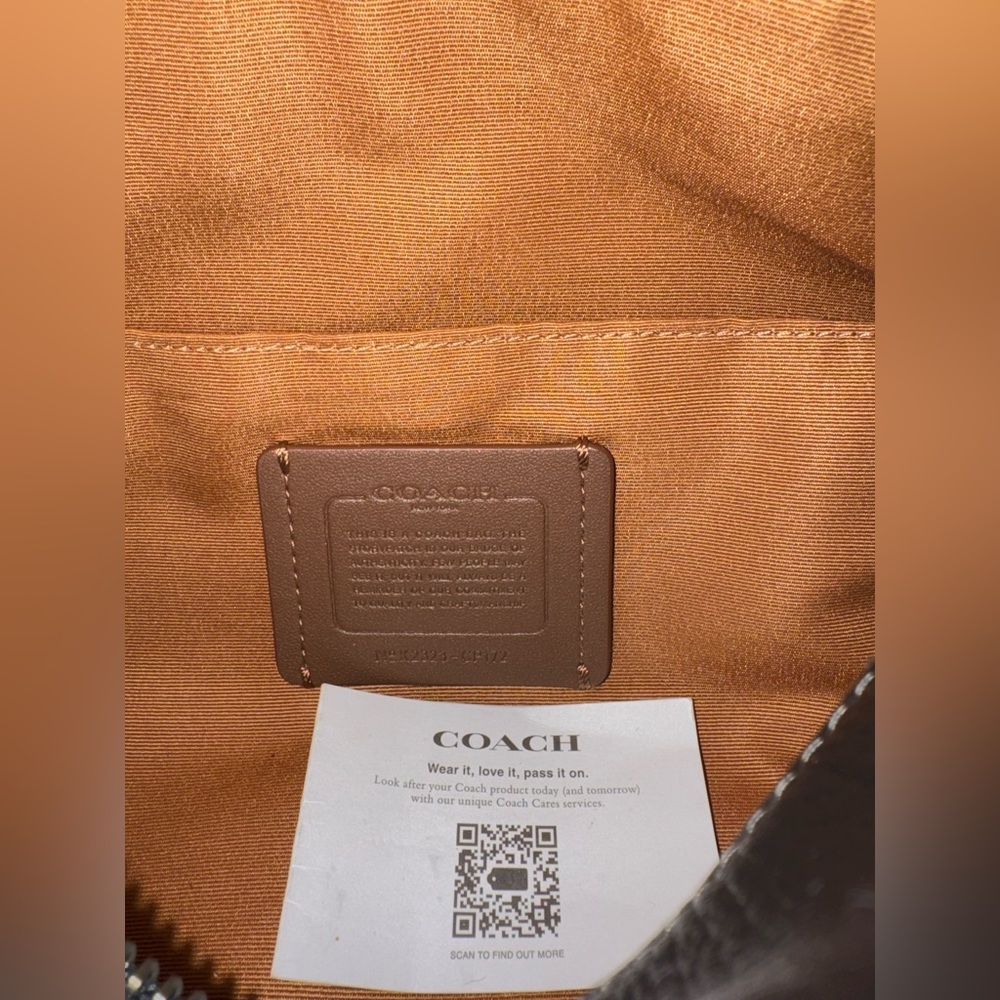 Coach unisex crossbody bag charms and decor strap included excellent condition - Picture 7 of 10